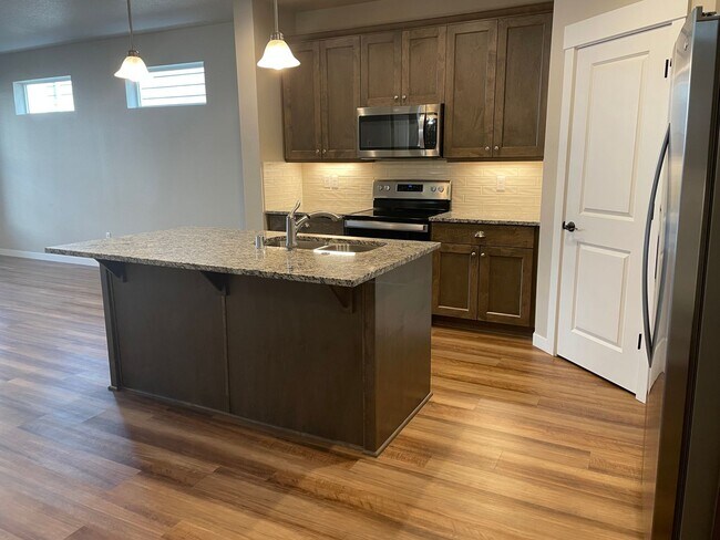 Foto del edificio - GORGEOUS 3 BED/2 BATH OPEN CONCEPT HOME IN...