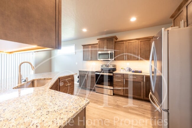 Building Photo - Brand NEW Home!  Overlooking the Golf Course!