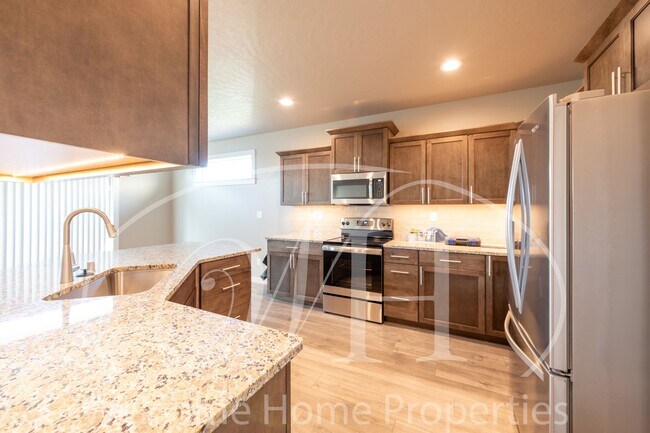 Foto del edificio - Brand NEW Home!  Overlooking the Golf Course!