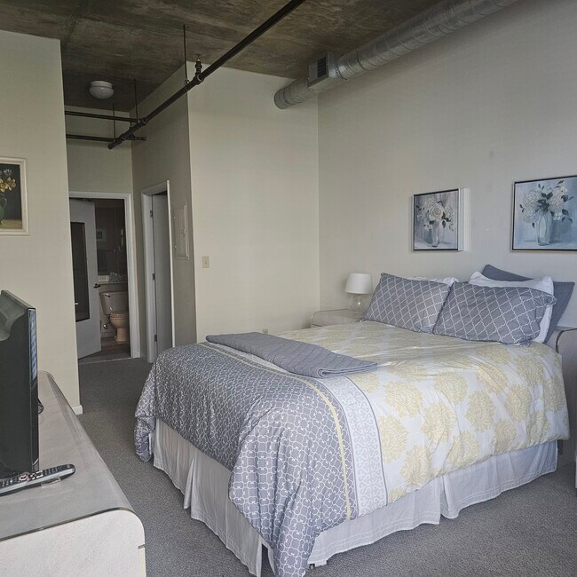 Cama tamaño queen - 1300 N St NW