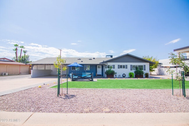 Building Photo - 4335 E Clarendon Ave