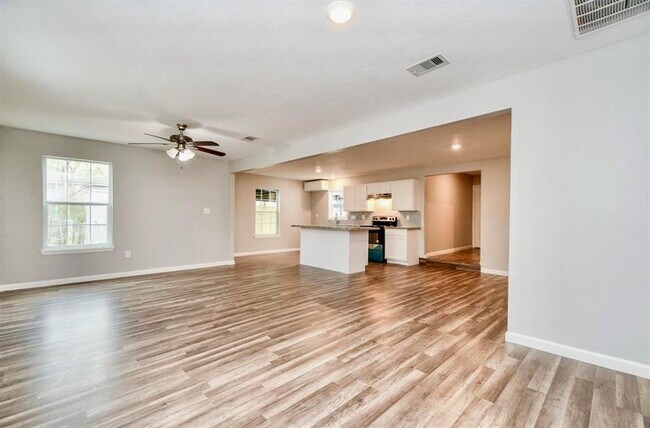 Foto del edificio - 7703 McHenry St