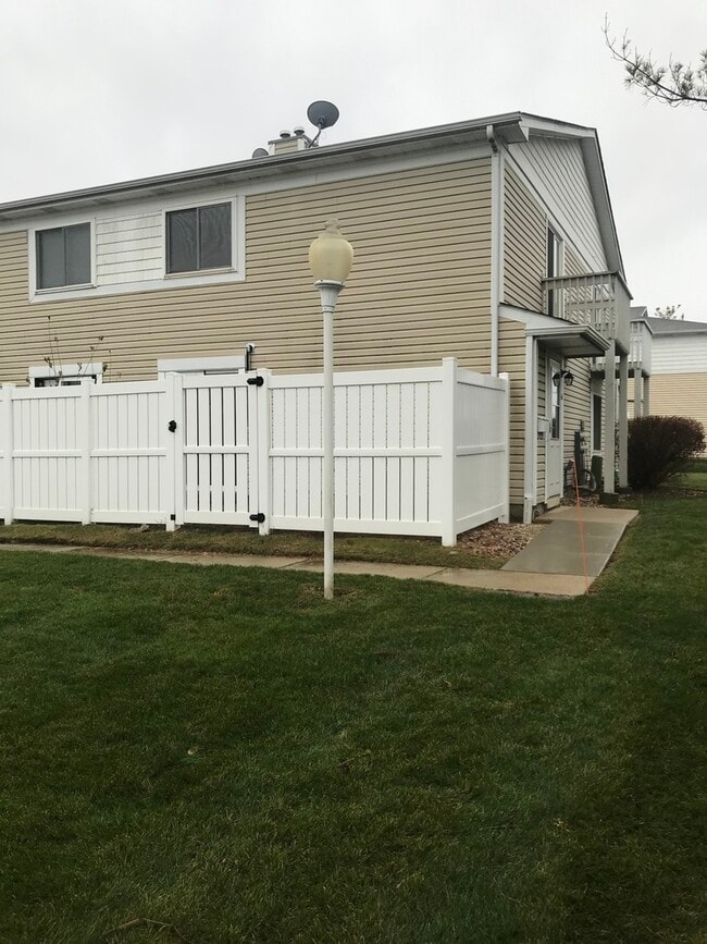 Building Photo - 1566 Cornell Cir