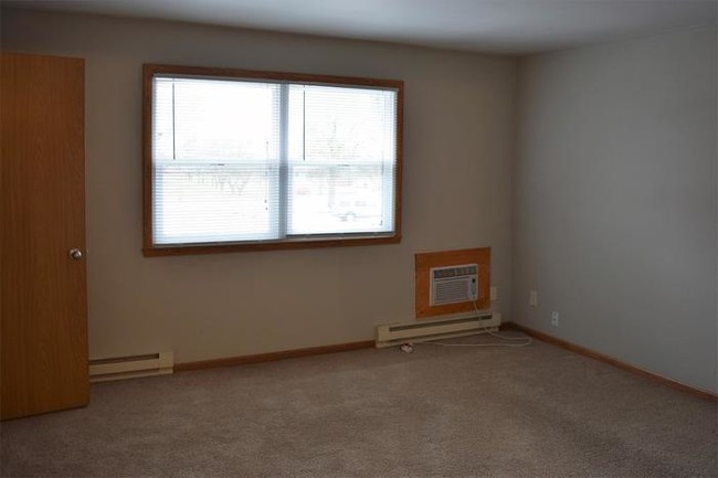 Building Photo - Charming 2 Bedroom