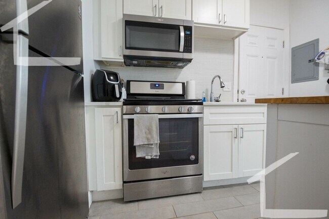 Building Photo - Renovated 2-Bed in Allston | Modern Finish...