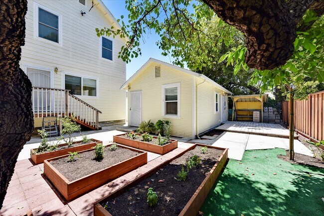 Cottage patio space - 580 Dowling Blvd