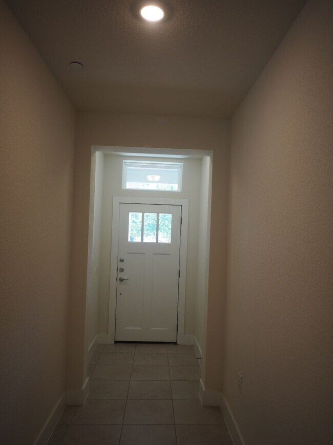 Foto del edificio - Beautiful two level Condo