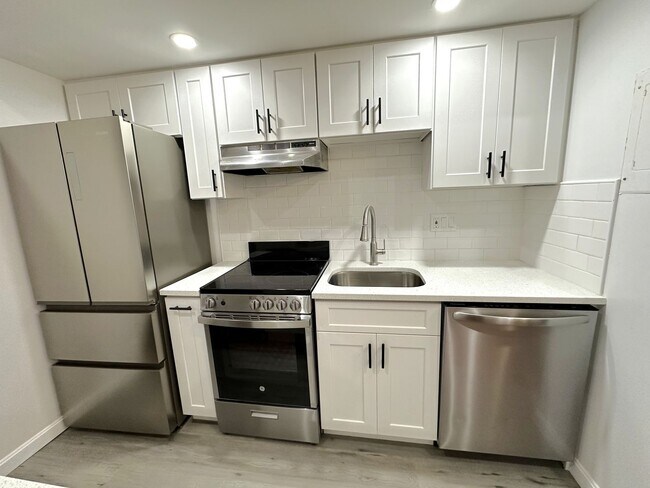 Building Photo - Charming 1-Bedroom in Cleveland Circle