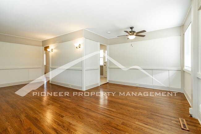 Building Photo - Cozy Home with Washer/Dryer and Fenced Yard