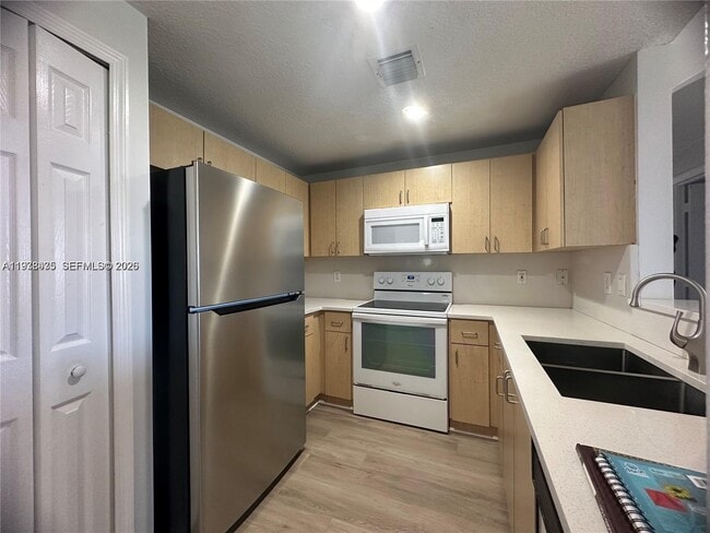 Foto del edificio - 6440 NW 114th Ave