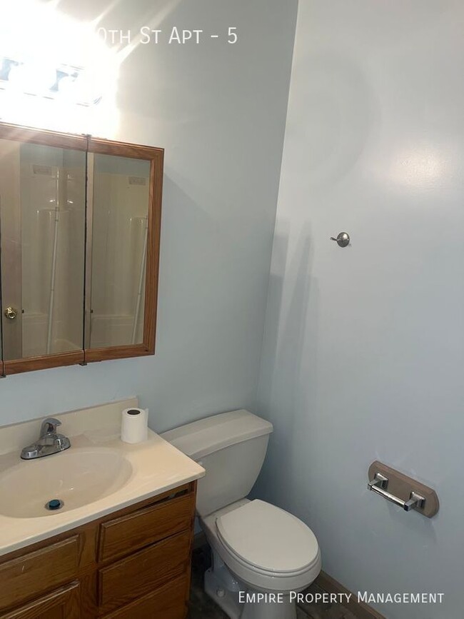 Building Photo - 2 bed, 1 bath Northampton (2nd & 3rd Floor...