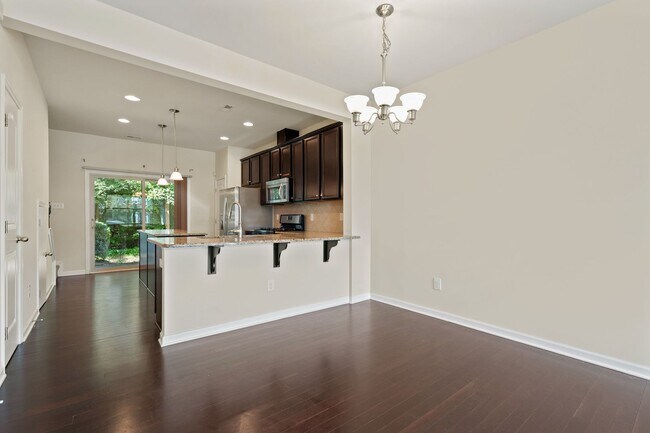 Building Photo - Beautiful 2 Bedroom/ 2.5 bath in Thompson ...