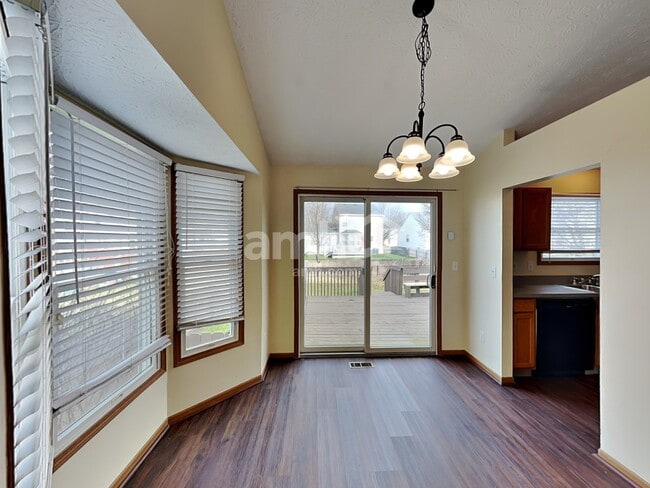 Foto del edificio - 7786 Waggoner Chase Blvd