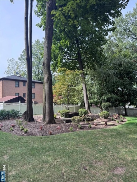 Foto del edificio - 250 Broad Ave