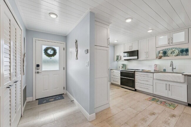 Foto del edificio - Coastal Living Awaits With This 2-Bed, 2-Bath Condo In Waterway East!