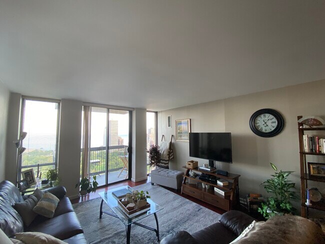 Building Photo - 1660 N La Salle Dr