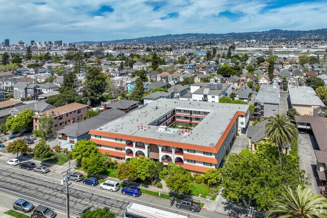 Contexto - 2133 Santa Clara Ave