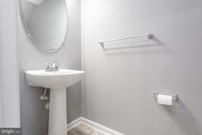 Building Photo - 43843 Kingston Station Terrace