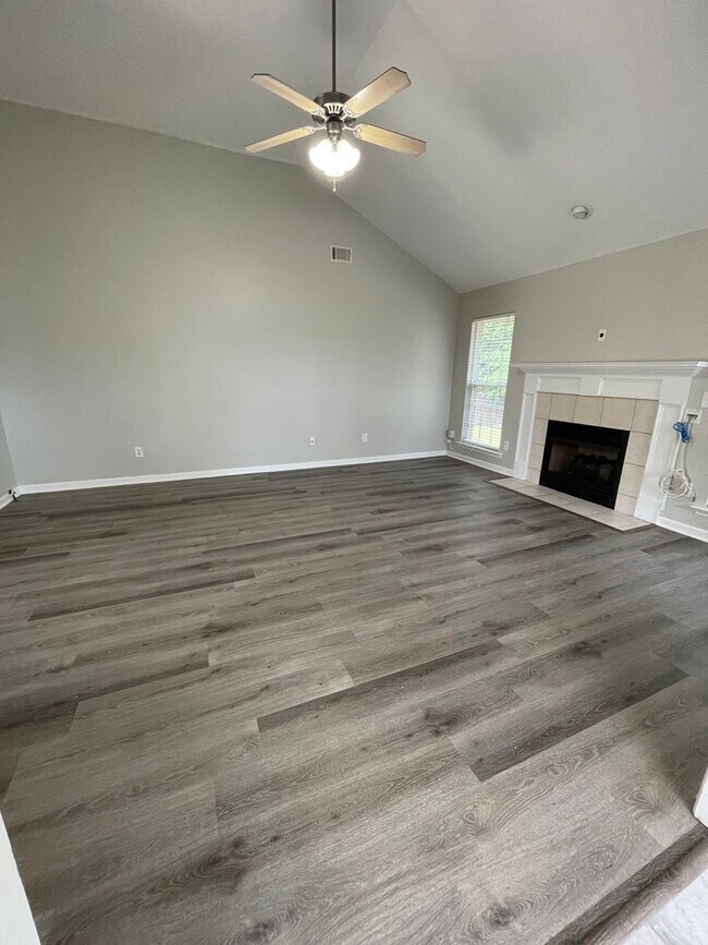 Foto del edificio - 2068 Lake Forest Dr
