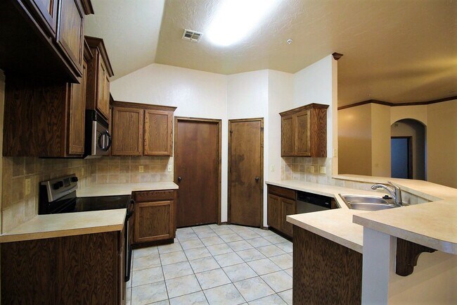 Foto del edificio - Gorgeous 4 Bed 2 Bath in Gated Community