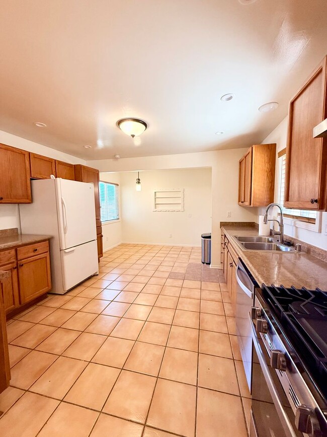 Building Photo - Luxury 1 Bedroom 1 Bathroom Available Now!