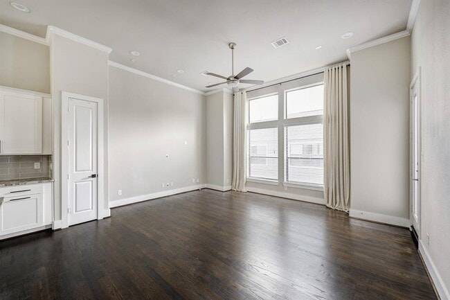 Building Photo - 930 W 22nd St