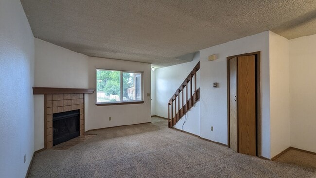 Building Photo - 2 Bed Townhome Available Now!