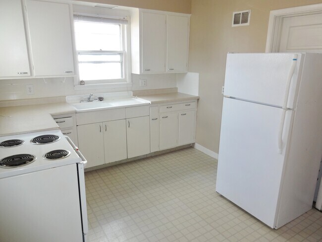 Kitchen - 27 6th Ave SE