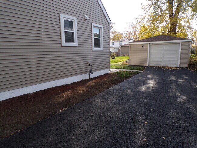 Building Photo - 161 W Franklin Dr