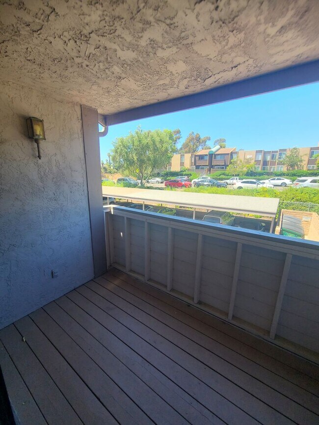 Foto del edificio - Spacious 2BD/1BA Centrally Located!! Central A/C, Washer/Dryer In-Unit, 2 Assigned Parking Spaces!