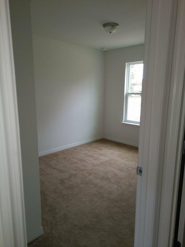 Building Photo - Spacious 3-Bedroom Home in Marion Oaks – Modern Comfort & Convenient Location!