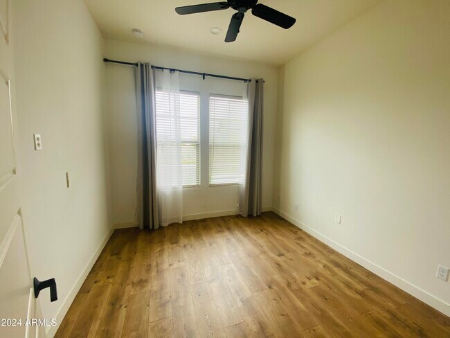 Building Photo - 1124 S Tumbleweed Ln