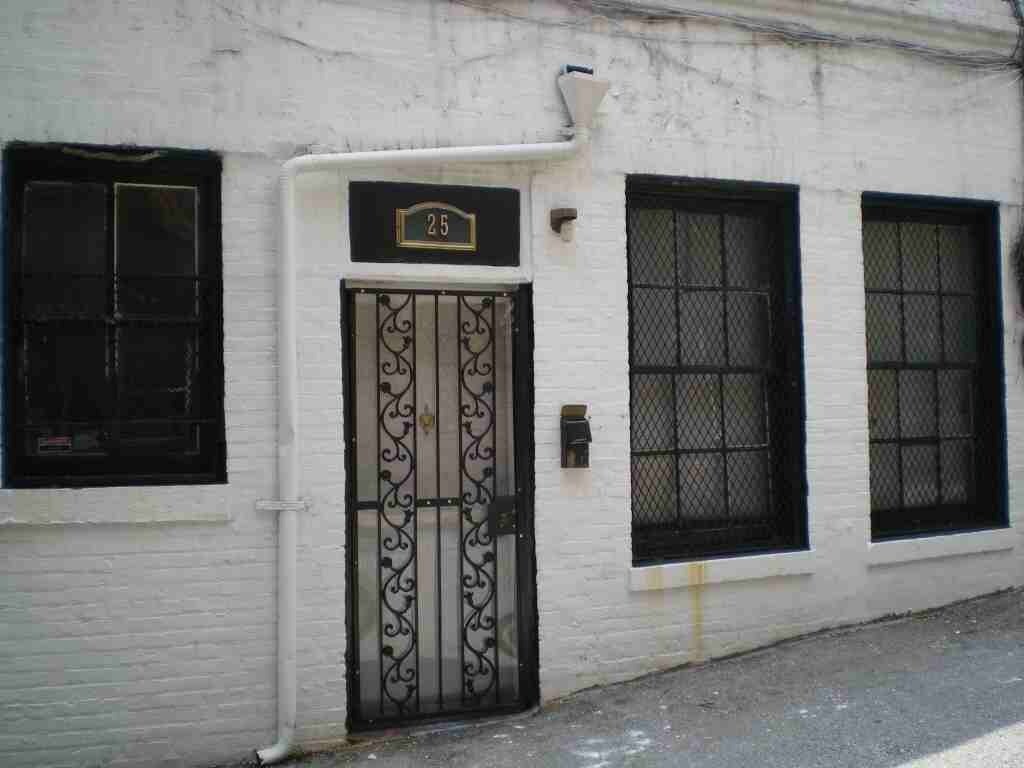 Carriage House - 2 E Branch Ln
