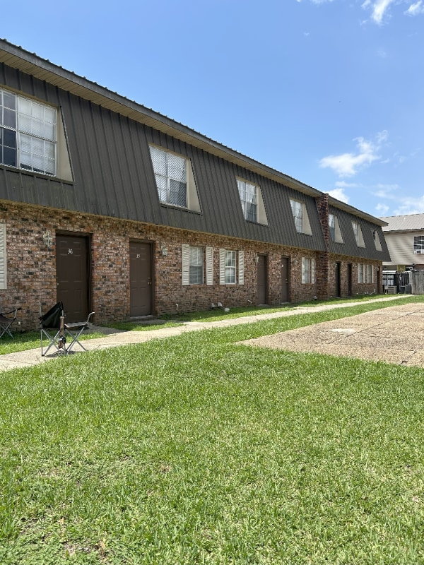 Building Photo - 3200 Hospital Rd