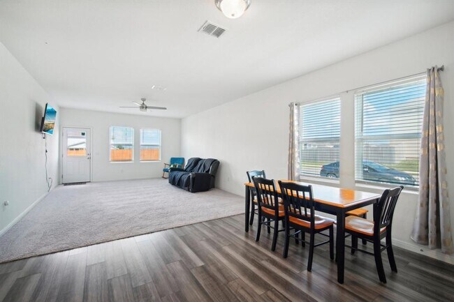 Building Photo - 200 Gemsbok Rd