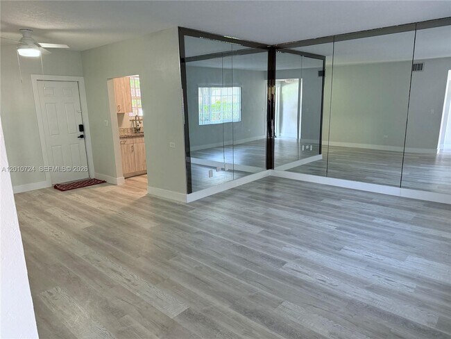 Foto del edificio - 2424 SW 12th St