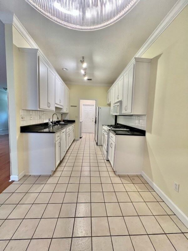 Building Photo - 297 Stahlman Ave