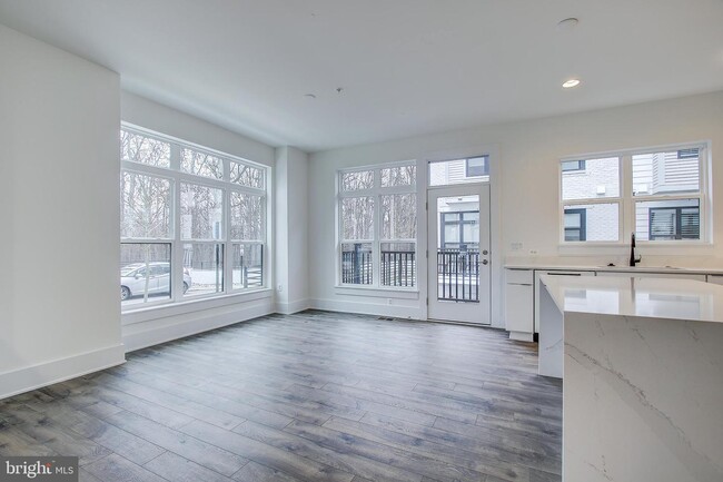 Foto del edificio - 11320 Emerald Park Rd