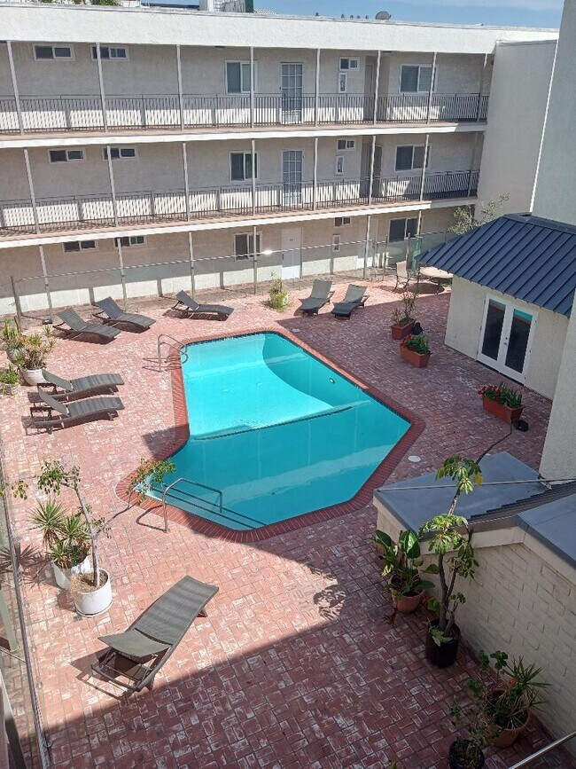 9005 Cynthia St Unit 200, West Hollywood, CA 90069 Condo for Rent in