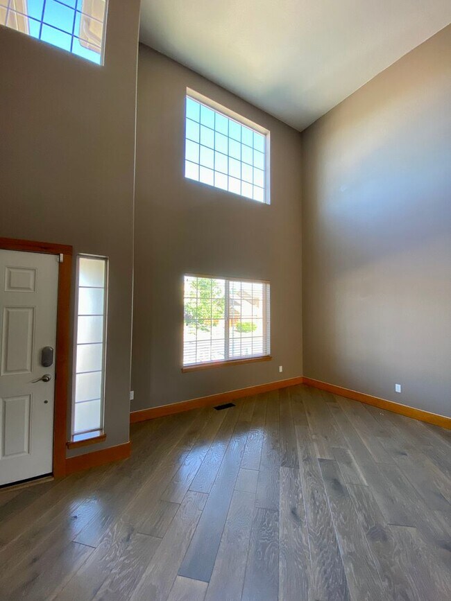 Foto del edificio - Immaculate 4 bed 3.5 Bath with Mountain Views and Unique Amenities!  Pet Friendly! Desirable 80922!