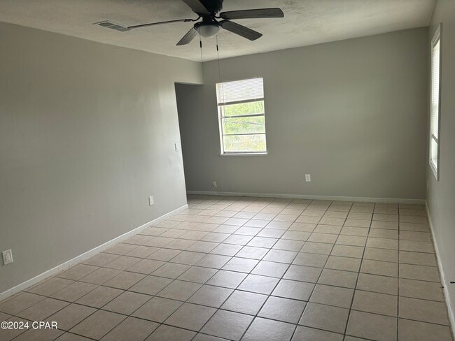 Building Photo - 923 Sanders Ln