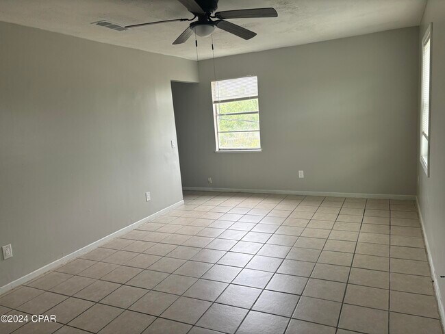 Foto del edificio - 923 Sanders Ln