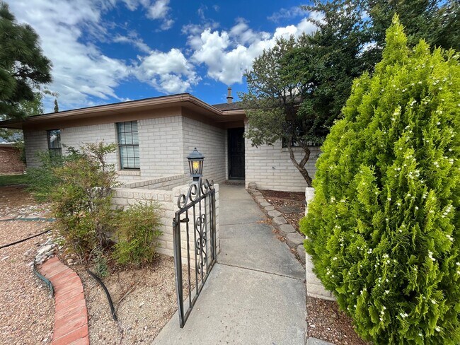 Foto del edificio - Spacious 3 Bedroom 2 Bathroom Home in the ...