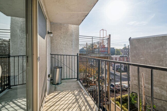 Foto del edificio - 3002 W Girard Ave