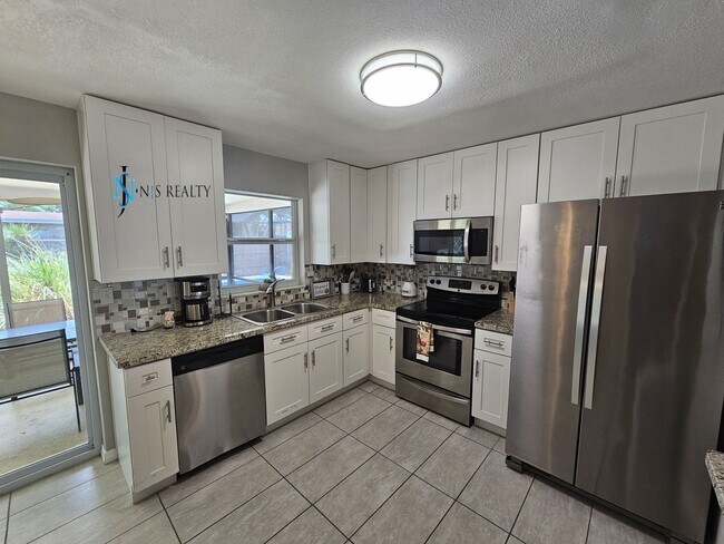 Foto del edificio - JUST REDUCED... must see beautiful 3/2 1071 Sq. Ft. with a POOL!! Gorgeous updated Kitchen & bath...