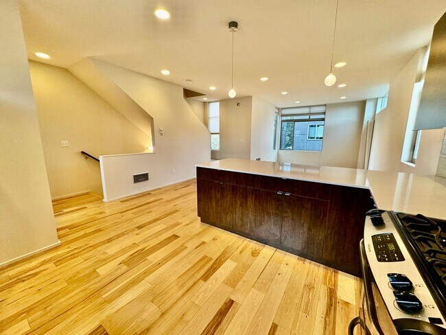 Foto del edificio - Location! Location! Modern 3 bed, 2.5 bath, Townhome near Greenlake!