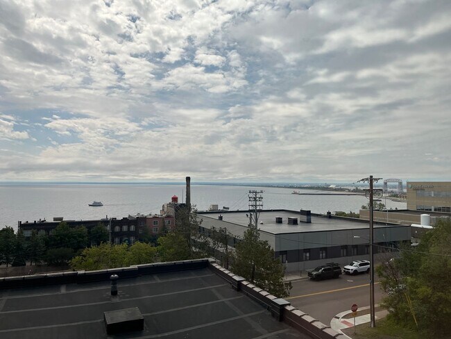 Foto del edificio - 110-114 N 6th Ave E