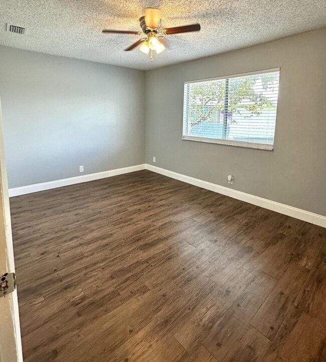 Building Photo - 824 E Tiffany Dr