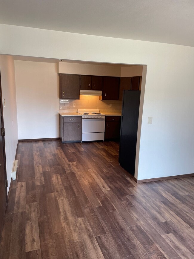 Building Photo - Immaculate Updated 1 and 2 Bedrooms with 1...