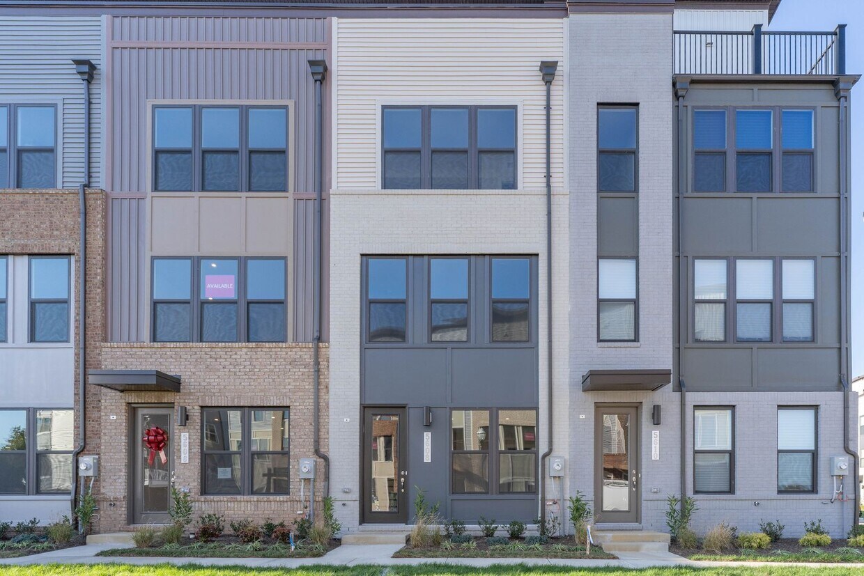 Foto principal - Newly Built 3 Bed 3 full Bath 2 half Bath ...